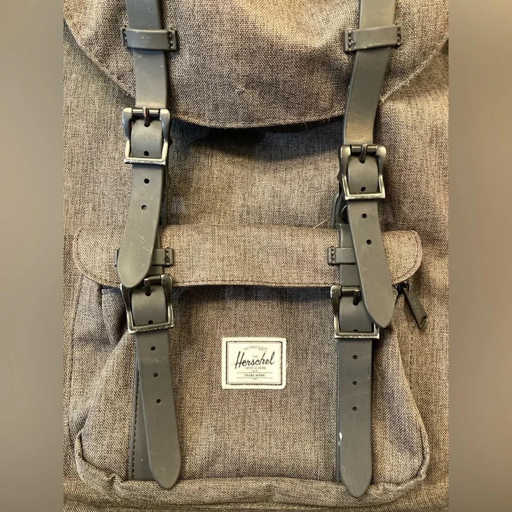 Herschel Retreat Backpack Dark Gray with black straps Large